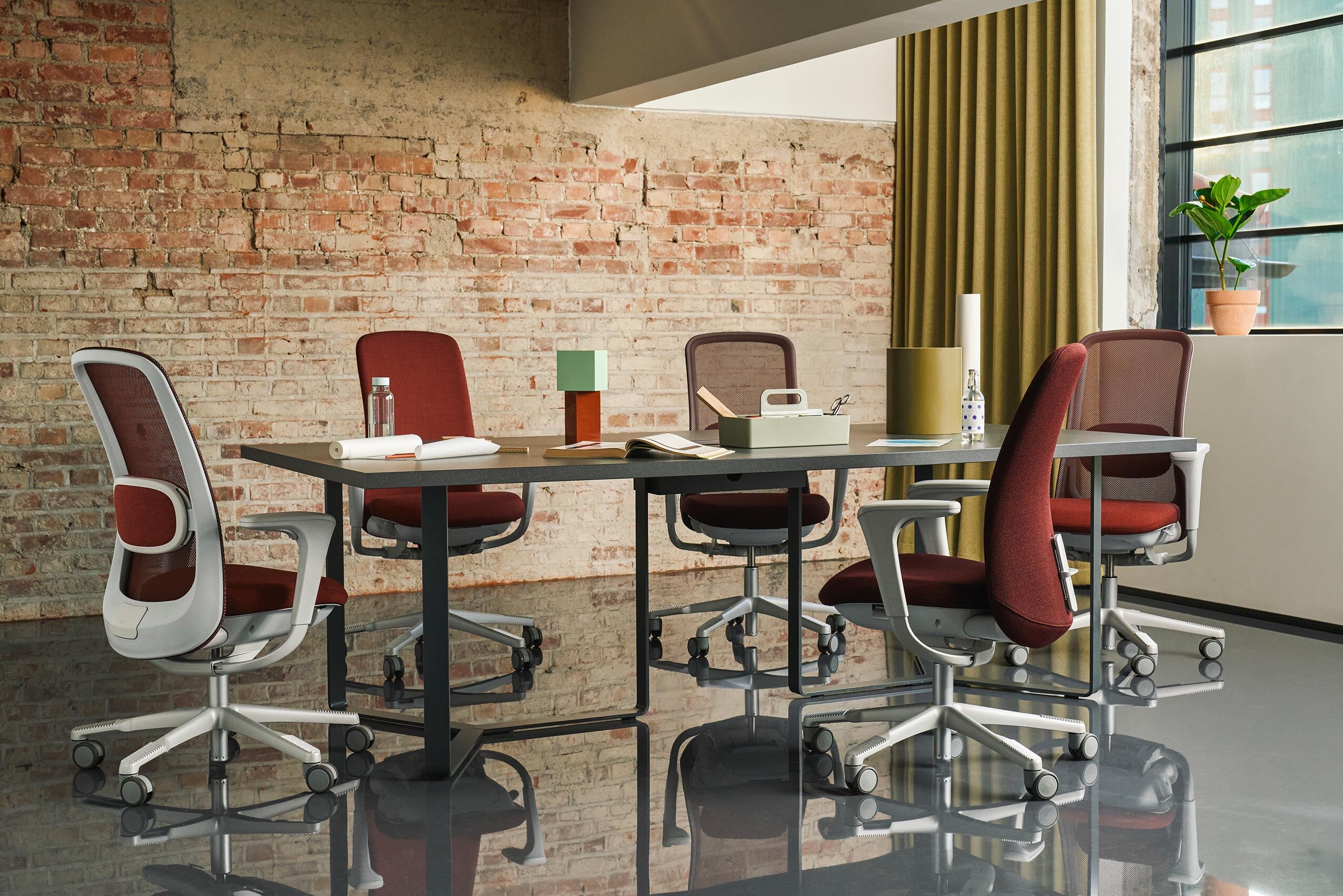 HÅG SoFi mesh in Burgundy in office workspace | Photo : Bow Oslo