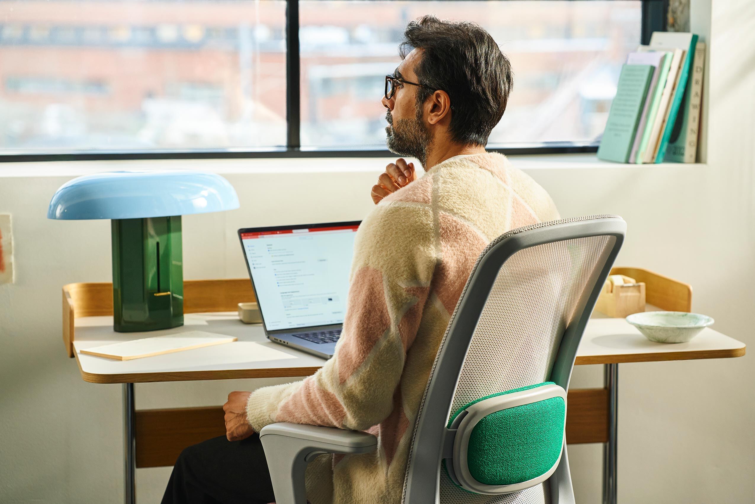 HÅG SoFi mesh in putty grey mesh in office workspace | Photo : Bow Oslo