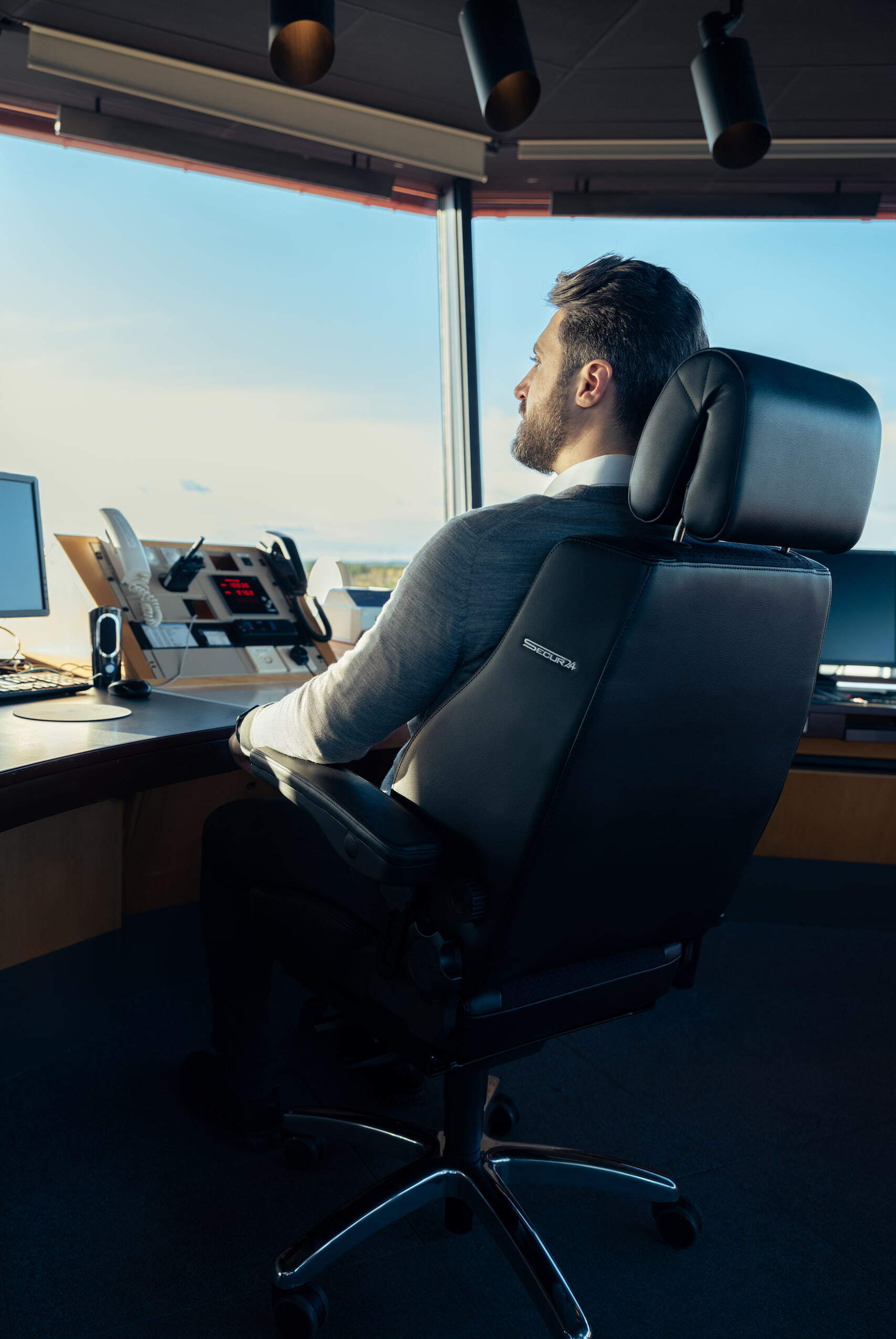 flokk-interior-rh-secur-24-air-controller_01